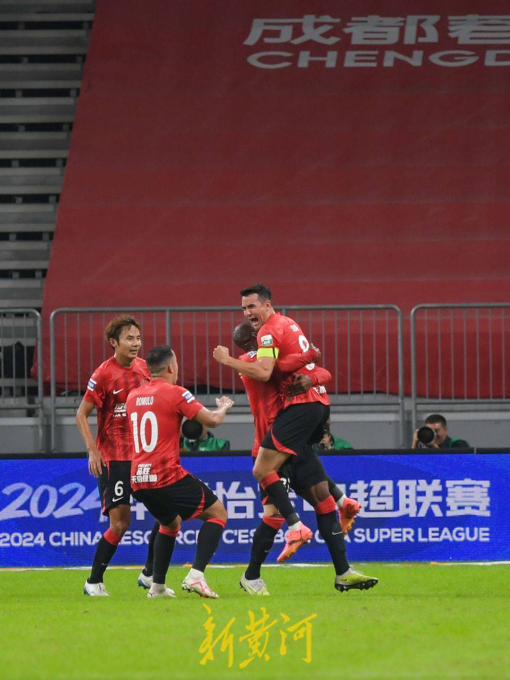 中超收官悬念十足！泰山队锁定第五，海港重夺争冠主动权