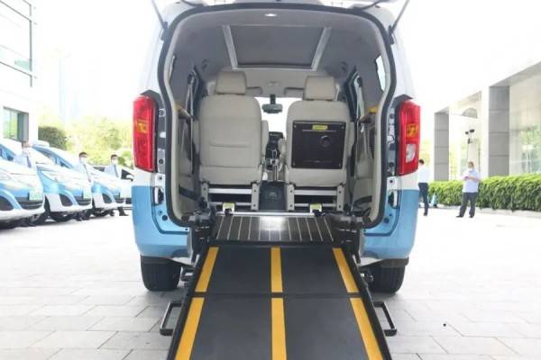 上海阿姨心里苦:我老公无法站立,还被无情拒绝!本市街头已有200辆,但预约难、门槛高