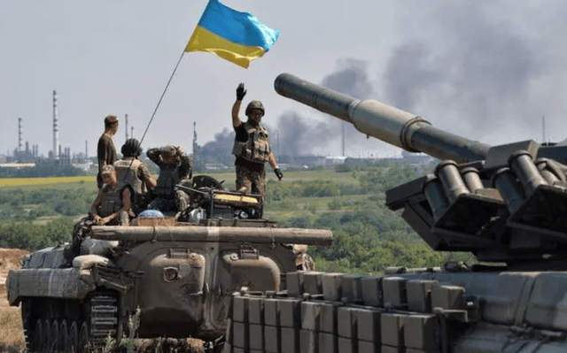 两只铁钳伸出，3天100次激战，乌军进退两难要被包一个大饺子！