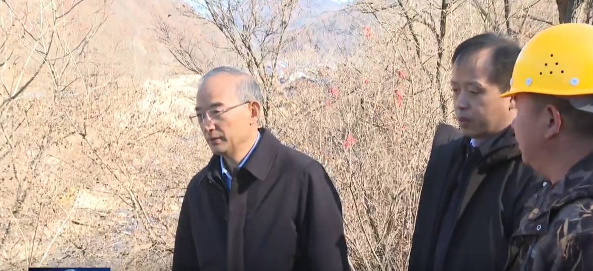 调研途中,吉林省委书记多次随机停车察看水毁工程施工情况