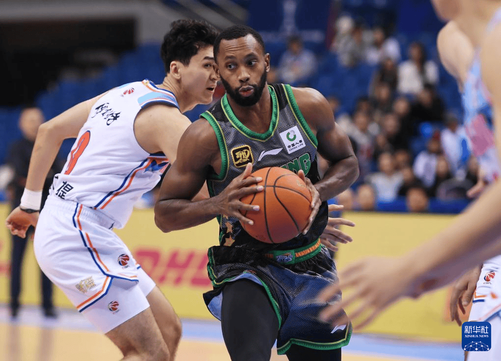 组图：CBA俱乐部杯新疆大胜辽宁 弗格遭严防