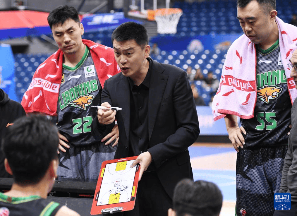 组图：CBA俱乐部杯新疆大胜辽宁 弗格遭严防