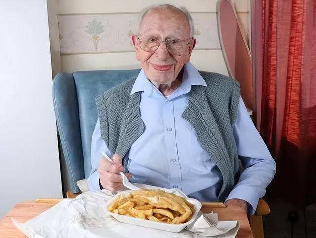 112岁世界最长寿男性去世：称保养秘诀“重点是适度”