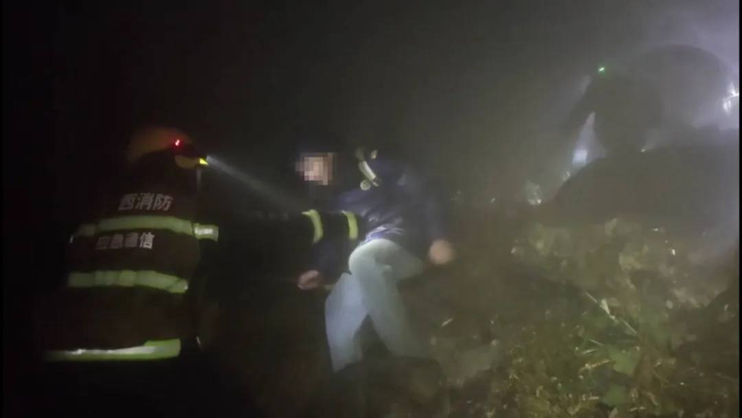 惊险！南宁4名大学生相约爬山，被困悬崖边十多个小时