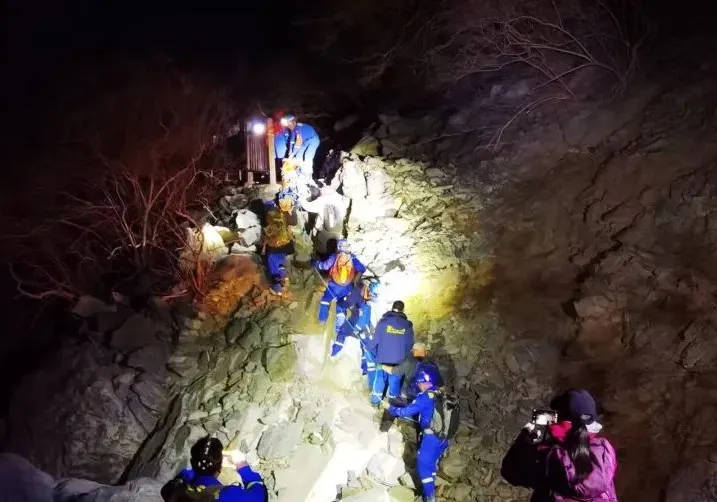 北京一男子带娃登山意外身亡！8岁孩子：以为爸爸只是睡着了