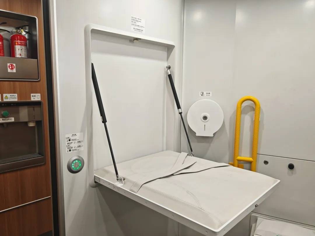 三胞胎坐高铁“买挂票”走红！家长带娃出行该如何购票？