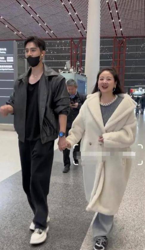 李琳和小8岁老公机场被拍，穿3万大衣显臃肿，经超却给足安全感