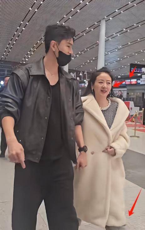 李琳和小8岁老公机场被拍，穿3万大衣显臃肿，经超却给足安全感
