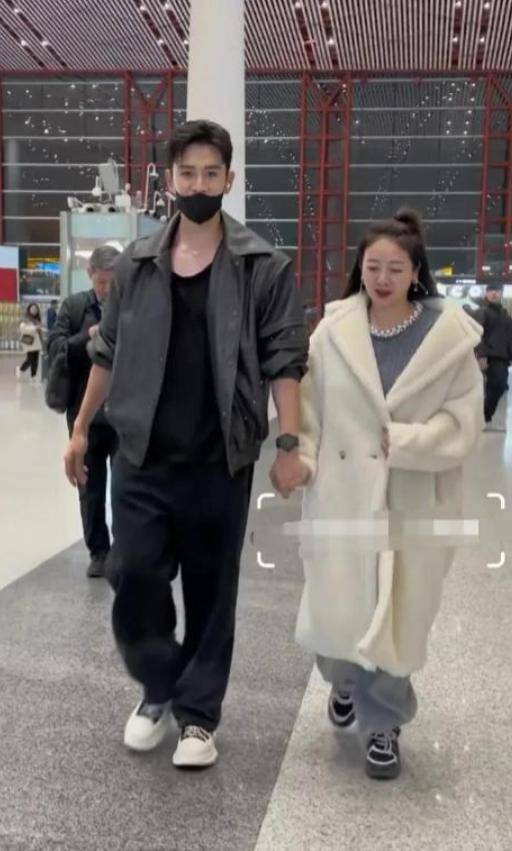 李琳和小8岁老公机场被拍，穿3万大衣显臃肿，经超却给足安全感