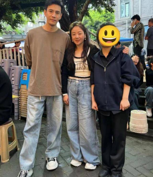 李琳和小8岁老公机场被拍，穿3万大衣显臃肿，经超却给足安全感