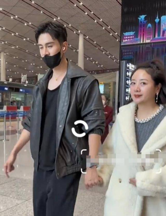 李琳和小8岁老公机场被拍，穿3万大衣显臃肿，经超却给足安全感