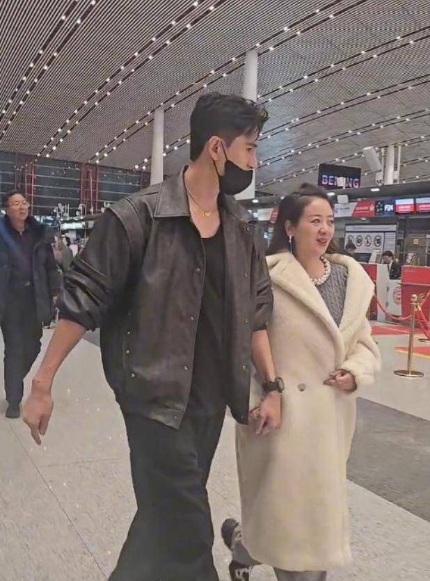 李琳和小8岁老公机场被拍，穿3万大衣显臃肿，经超却给足安全感