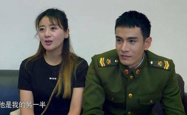 李琳和小8岁老公机场被拍，穿3万大衣显臃肿，经超却给足安全感