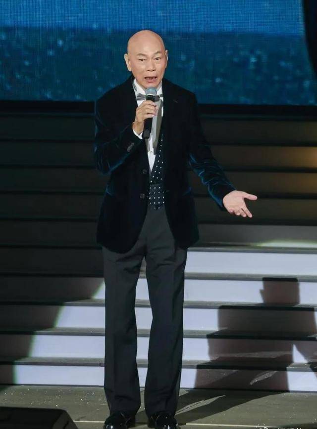 64岁齐秦演唱会反复伸话筒，观众：如果不差钱就好好在家养老吧