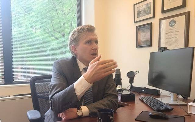 美新副防长提“炸毁台积电”，民进党装聋作哑，台名嘴把话挑明