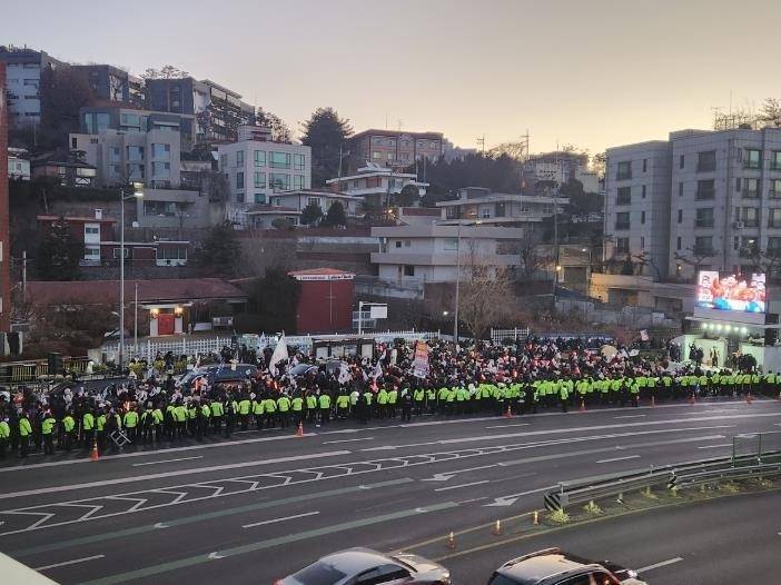 持续更新 | 韩国公调处调查官与总统官邸内军方发生对峙