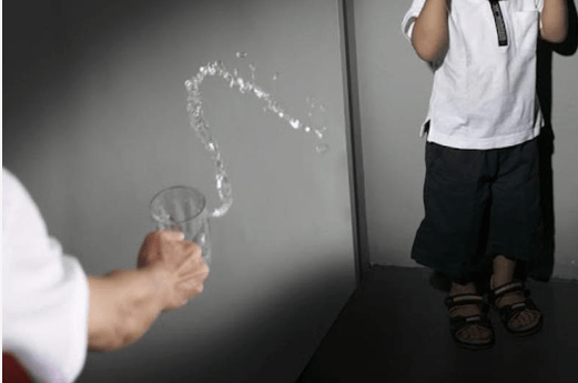 新加坡一母亲怀疑孩子偷钱，用开水泼他们，被判缓刑监视18个月