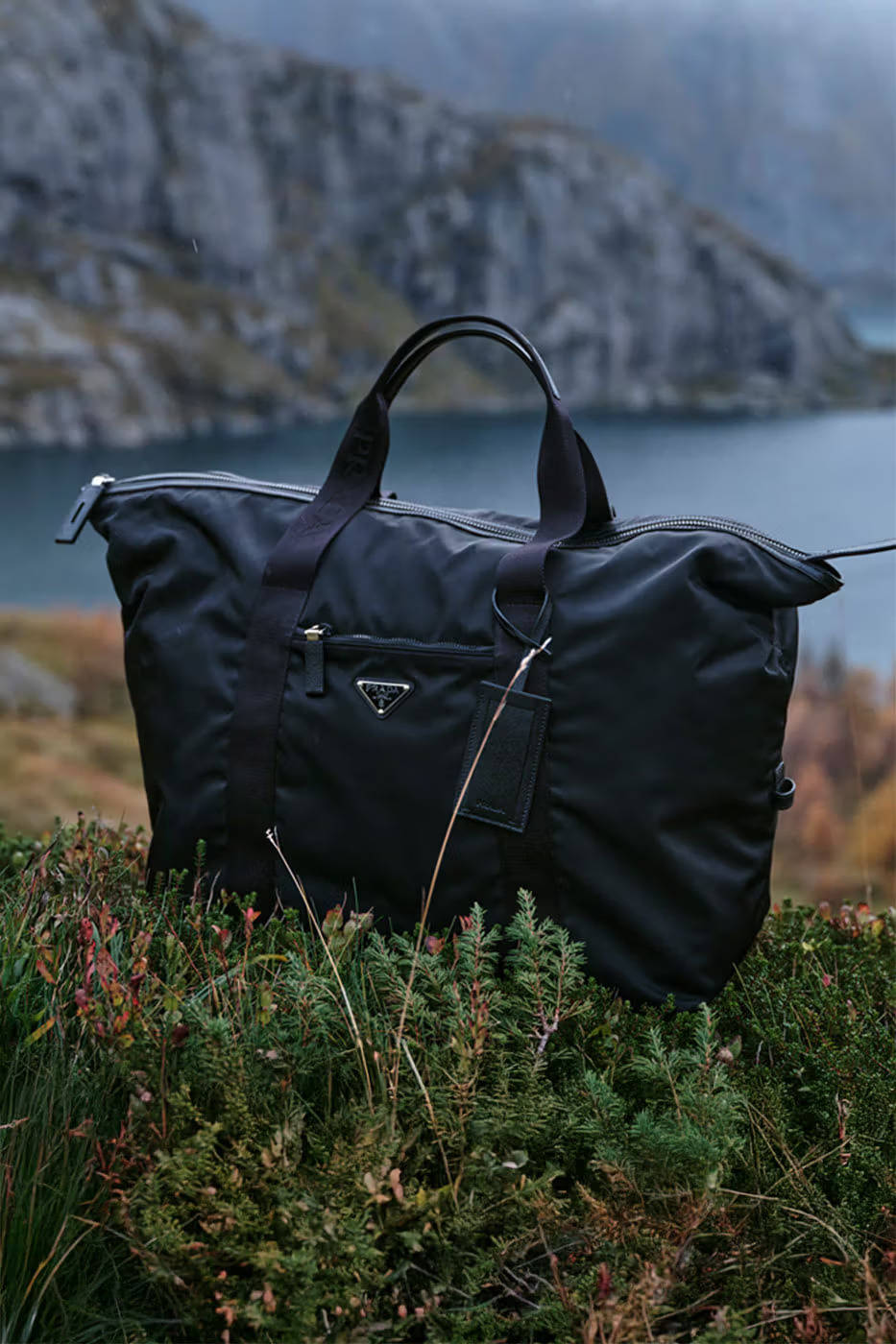 出镜PRADA大片！“卷福”直接化身超模