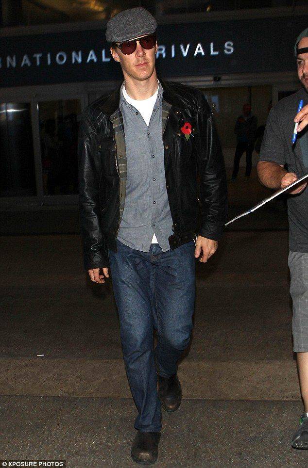 出镜PRADA大片！“卷福”直接化身超模