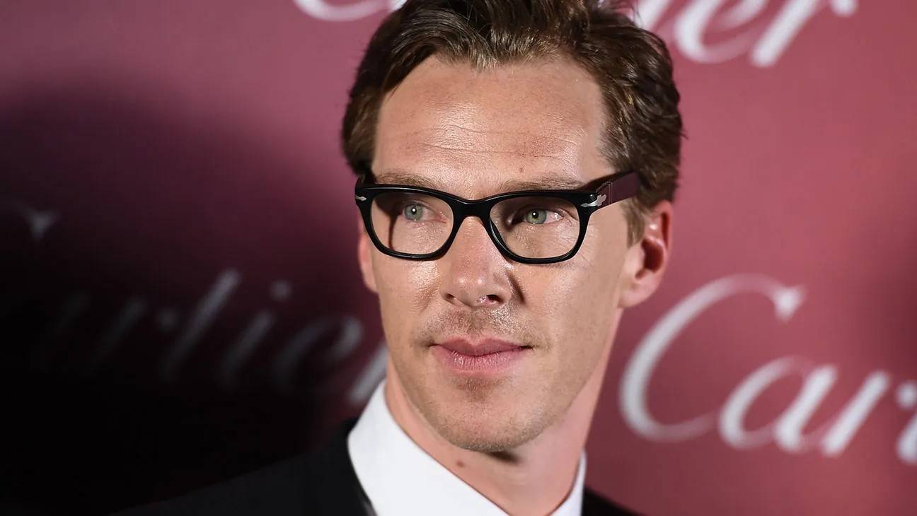 出镜PRADA大片！“卷福”直接化身超模