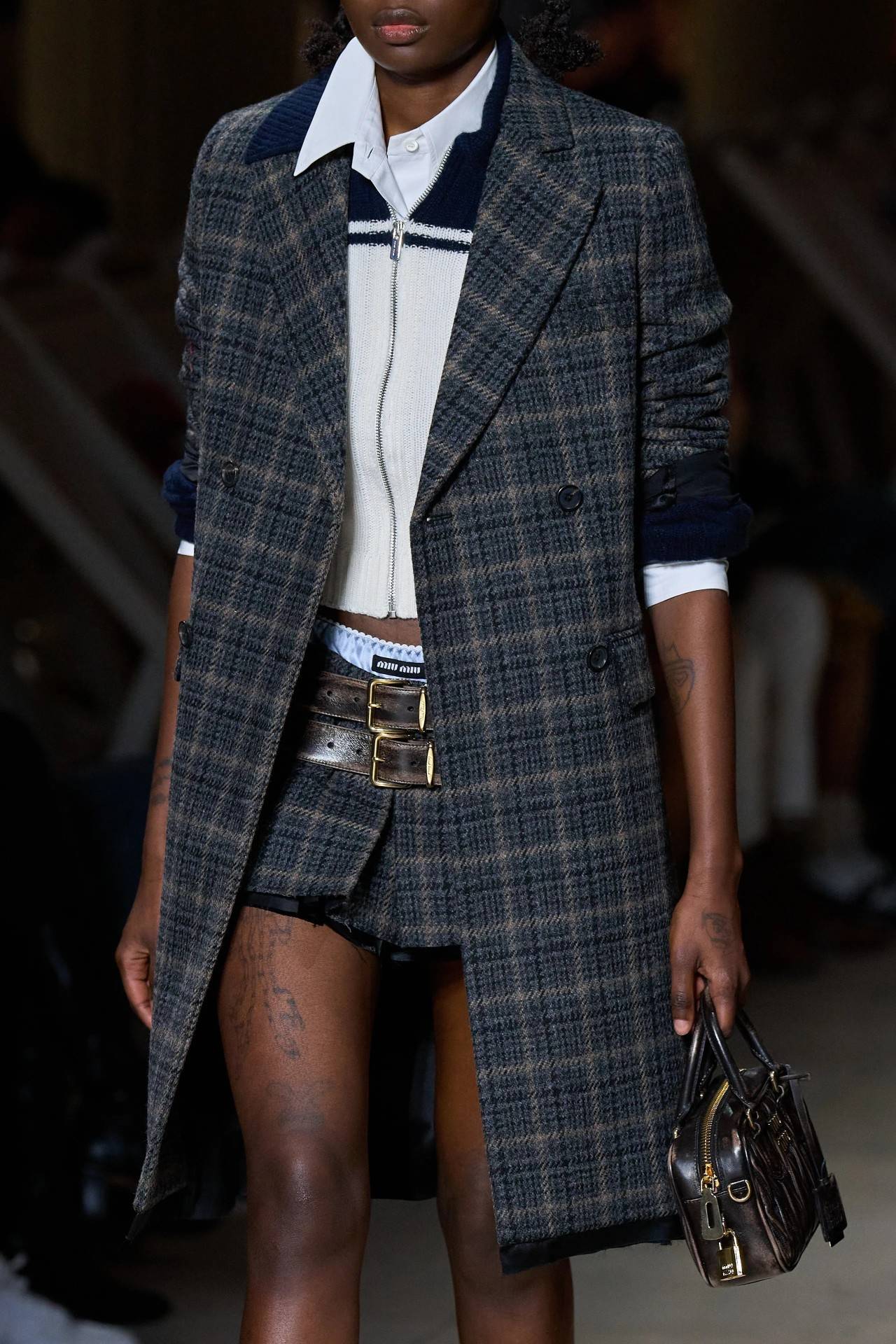 出镜PRADA大片！“卷福”直接化身超模