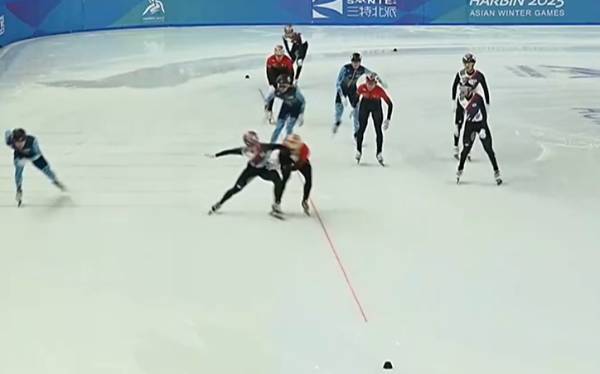 韩国队伸手犯规！王濛怒斥：这么多年了，还是不扒拉不会滑冰