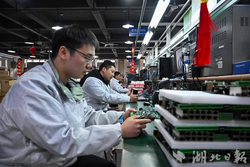 人员全部到岗 订单任务繁重 武汉微创光电复工忙