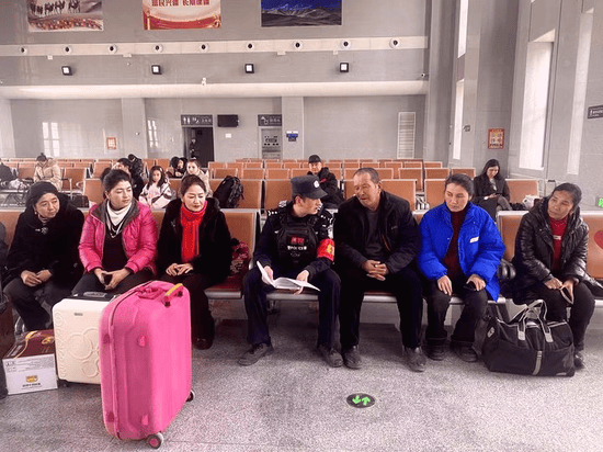 乌鲁木齐铁路公安局喀什公安处洛浦站派出所组织反诈骗宣传活动