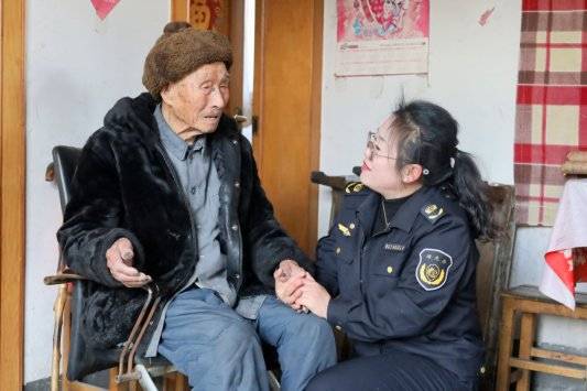 青岛市崂山区王哥庄街道黄泥崖村网格员连续九年自费送元宵