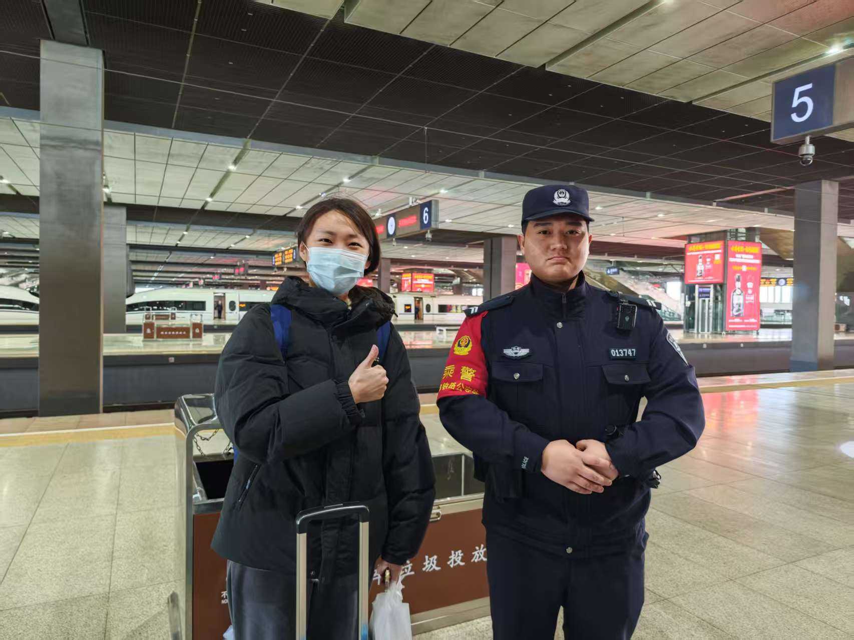 天津乘警出击 换回错拿行李