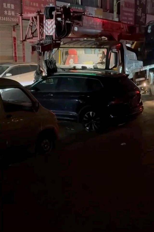 山西一男子开偷来的吊车沿路撞了十多辆车，受害车主：男子疑有精神疾病