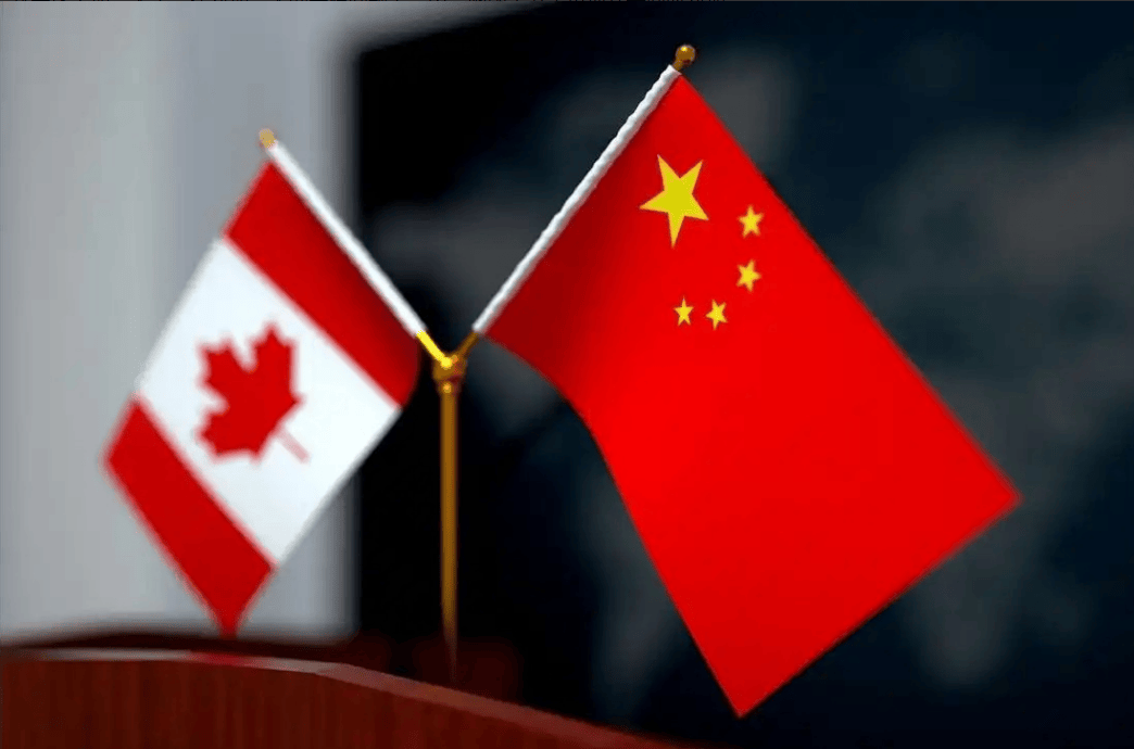 拿反华讨好美国的加拿大，没等来高抬贵手，中美的“左右开弓”先到了！
