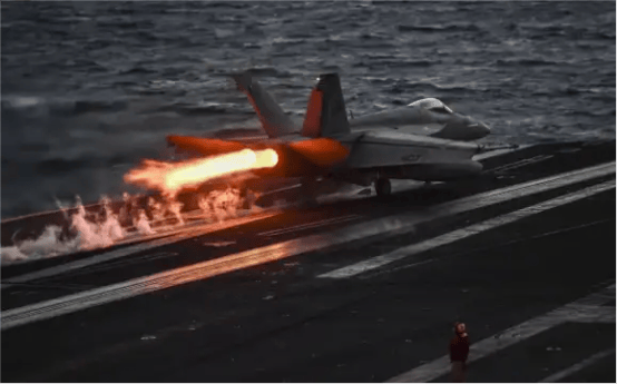 美航母现场爆炸！8 万吨巨舰被炸出 7 个大洞，134 名士兵遇难损失巨大