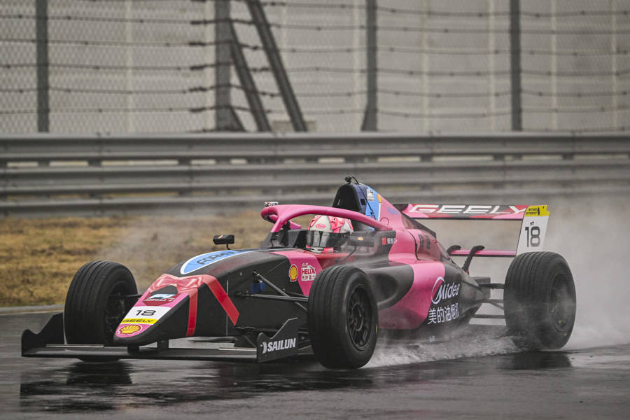 与世界上“开车最快”的女生们同场竞技！师炜即将亮相F1学院揭幕战