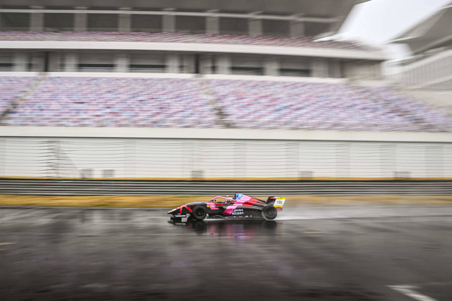 与世界上“开车最快”的女生们同场竞技！师炜即将亮相F1学院揭幕战