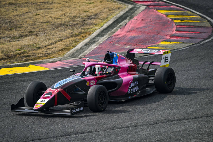 与世界上“开车最快”的女生们同场竞技！师炜即将亮相F1学院揭幕战