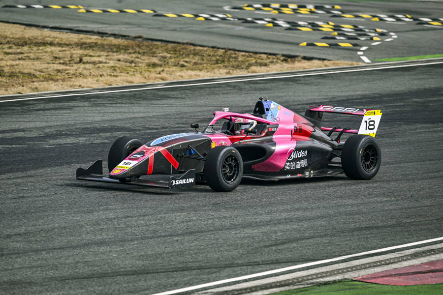 与世界上“开车最快”的女生们同场竞技！师炜即将亮相F1学院揭幕战