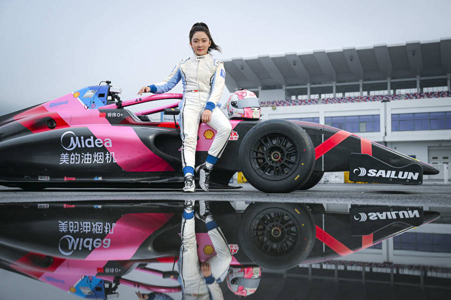 与世界上“开车最快”的女生们同场竞技！师炜即将亮相F1学院揭幕战
