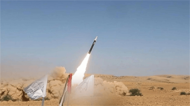 胡塞杀疯了，四次“爆锤”美航母，谁给的底气？