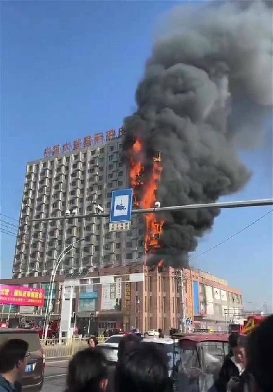 河北衡水一裘皮城突发大火,官方:楼内住户已疏散,大火扑灭无伤亡