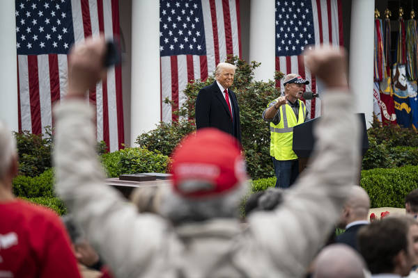 美媒严厉批评：拿出关税昏招，特朗普要为美国经济负总责