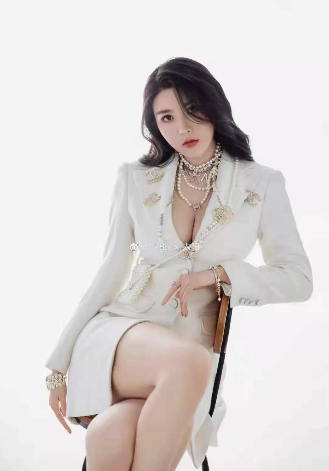 “中国臀神”95后健身圈“卡戴珊”刘太阳！火辣身材具有欧美范