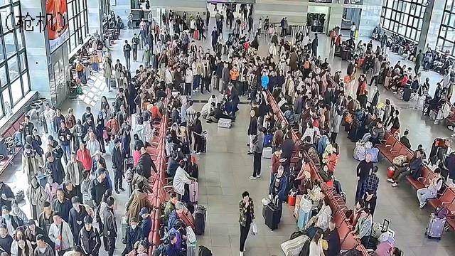 北京西站一旅客晕倒心脏骤停,为救人检票口临时“改道”