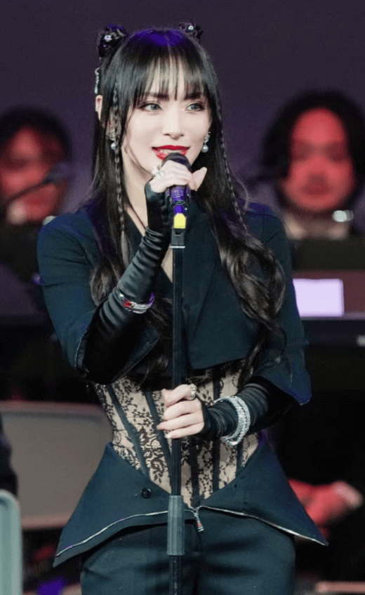 考古|46岁滨崎步凭借小蛮腰再次惊艳众人，不愧是亚洲天后依旧美得如此震撼