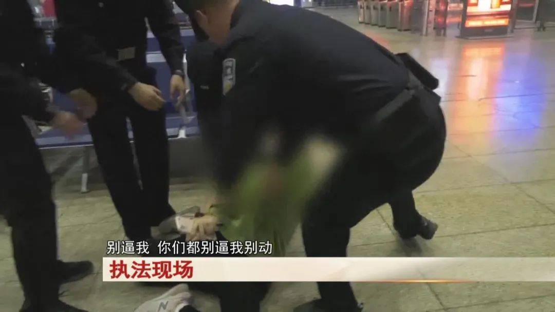“老赖”车站被抓，竟质问法官：为何不抓我妈 ！