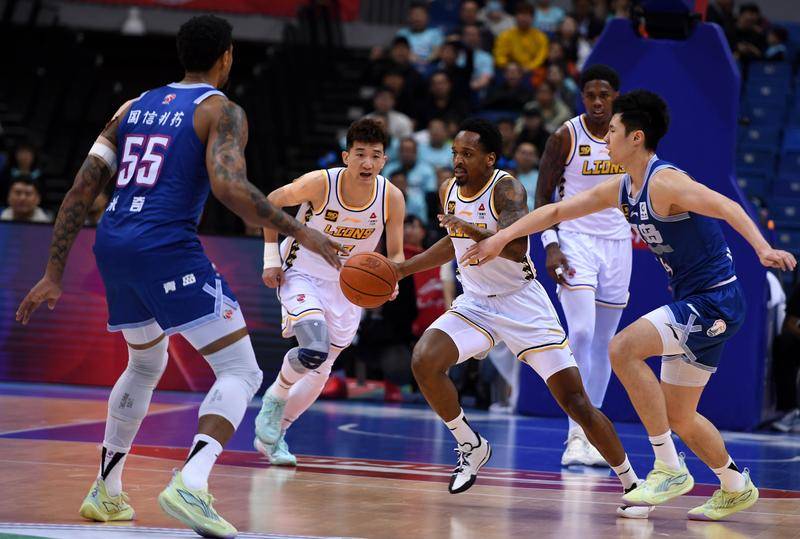 孙铭徽22+5+6杨瀚森14分 广厦客场险胜2-2青岛