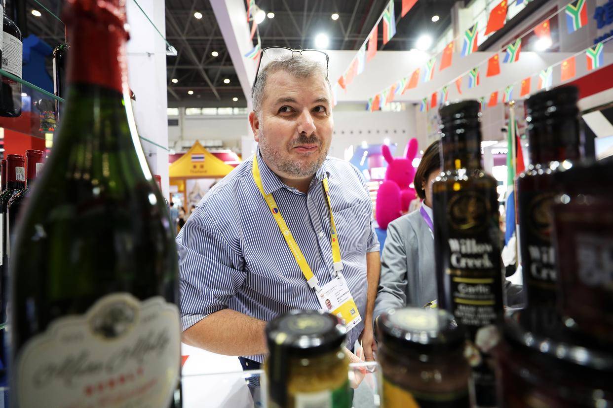 中美交锋异常激烈，潜伏在中国人身边的美国货，却赚的盆满钵满