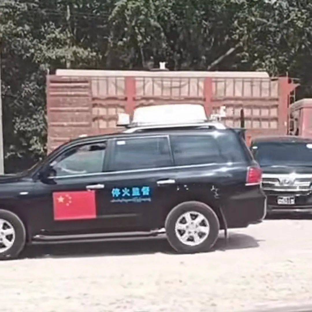 约30辆中方越野车浩浩荡荡开进缅北，顶着先进天线，车身标明“停火监督”