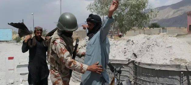 巴铁一座城市被攻破，数百名敌军夺取政府大楼：巴铁守军节节败退