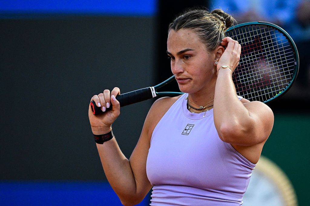 生涯首胜！郑钦文2-0萨巴伦卡 结束六连败晋级罗马站四强